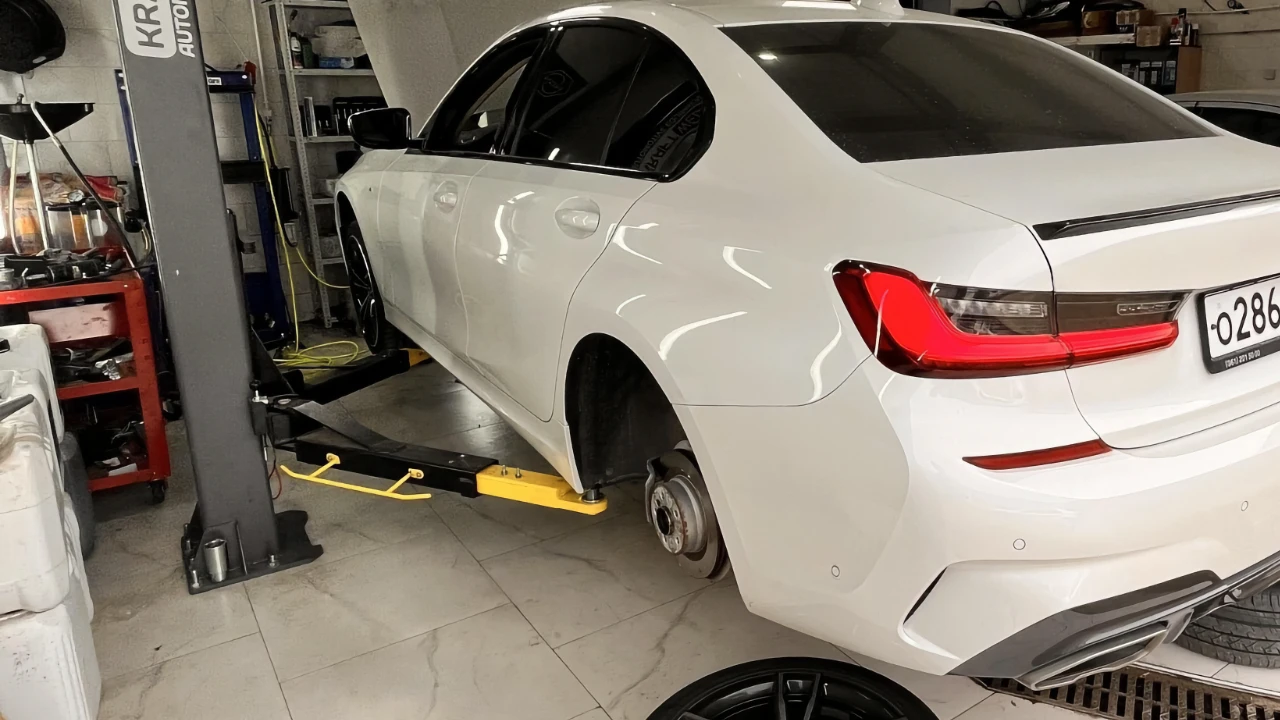 Обслуживание и ремонт BMW 3 G20 замена тормозных колодок